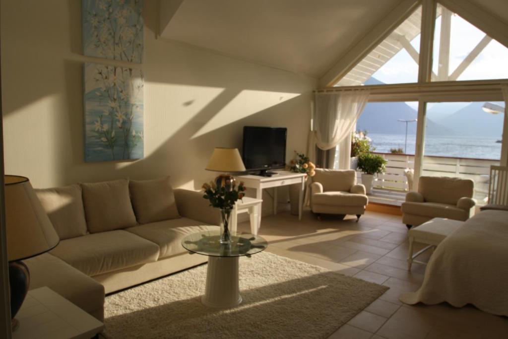 Sunde Fjord Hotel, free and easy parking room 6